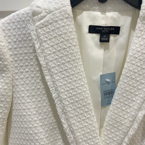 BNWT White Twead Blazet With Brown Tortoise Buttons - Picture 3 of 5